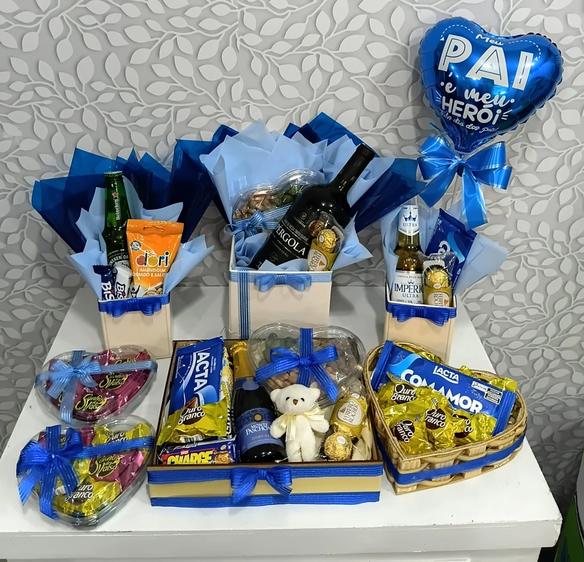 Kits de presentes preparados pela Si Faz Festas, com embalagens azuis, doces e pelúcias